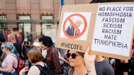 Tausende protestierten vor Beginn des Gipfels in Helsinki gegen Trump und Putin.