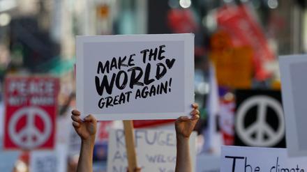 Wo Gipfel Routine sind, gehört Protest dazu. In Helsinki versammeln sich Tausende, um gegen die Politik von Trump und Putin zu protestieren.