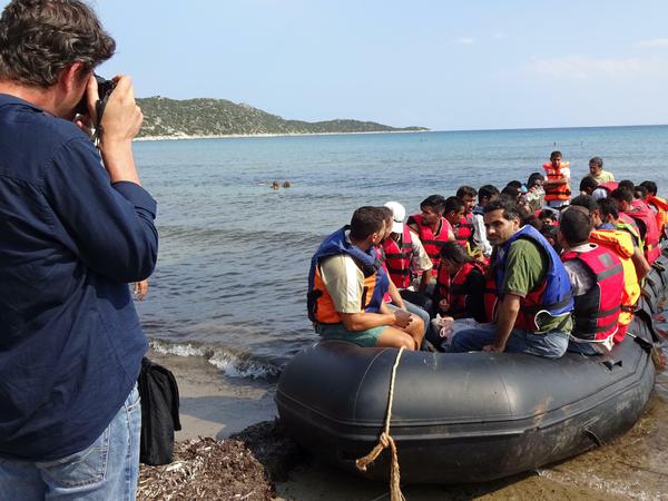 Set-Fotograf Pierre Marsaut macht ein Standfoto des Flüchtlingsboot, das in der Eröffnungsszene der TV-Serie "Eden" am Stand von Marathon ankommt.