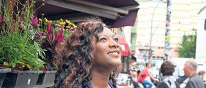 Kiezblume. Thelma Buabeng vor Blumen Dilek – den Laden gibt es seit mehr als 30 Jahren, Buabeng zog 2005 nach Berlin