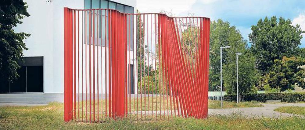 Für Transparenz sollte die Stahlskulptur vor dem Gebäude der Staatlichen Ballettschule und Schule für Artistik stehen. 