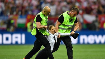 WM-Finale in Moskau: Sicherheitskräfte ziehen eine Aktivistin von Pussy Riot vom Spielfeld. 