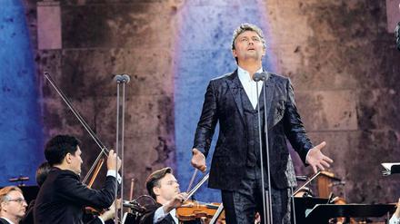 Italiensucher. Jonas Kaufmann, 49, mischt bei seinem Auftritt in der Waldbühne Oper und Canzoni.