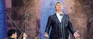 Italiensucher. Jonas Kaufmann, 49, mischt bei seinem Auftritt in der Waldbühne Oper und Canzoni.