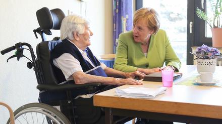 Bundeskanzlerin Angela Merkel bei ihrem Besuch des Evangelischen Pflegeheim St. Johannisstift in Paderborn.
