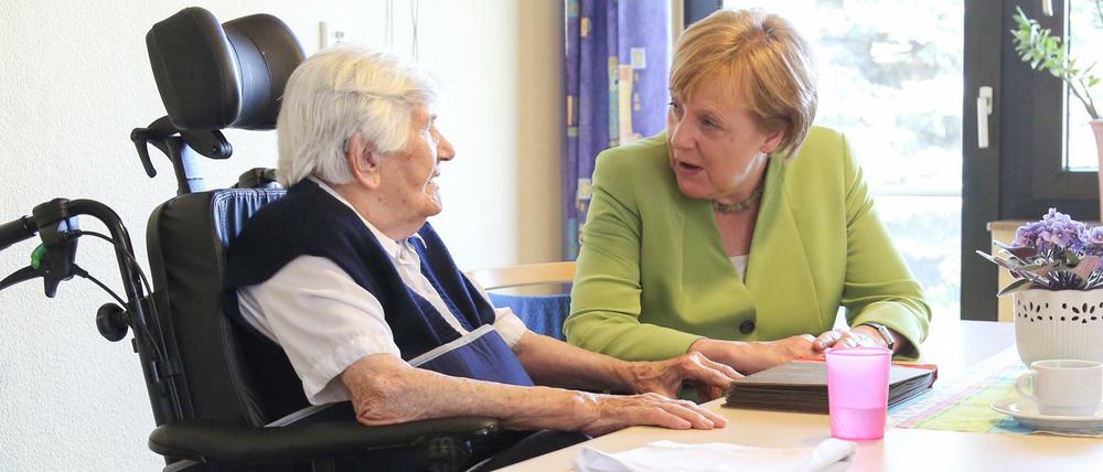 Bundeskanzlerin Angela Merkel bei ihrem Besuch des Evangelischen Pflegeheim St. Johannisstift in Paderborn.