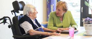 Bundeskanzlerin Angela Merkel bei ihrem Besuch des Evangelischen Pflegeheim St. Johannisstift in Paderborn.