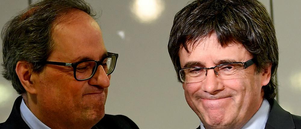 Der katalanische Regionalpräsident Quim Torra (l) und sein Vorgänger Carles Puigdemont bei einer Pressekonferenz (Archiv).