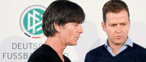 Diskussionsbedarf. Löw und Bierhoff schließen sich in der DFB-Zentrale ein.