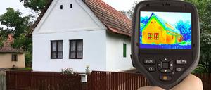 Mit einer Infrarotkamera kann man die Wärme messen, die ein Haus abstrahlt.