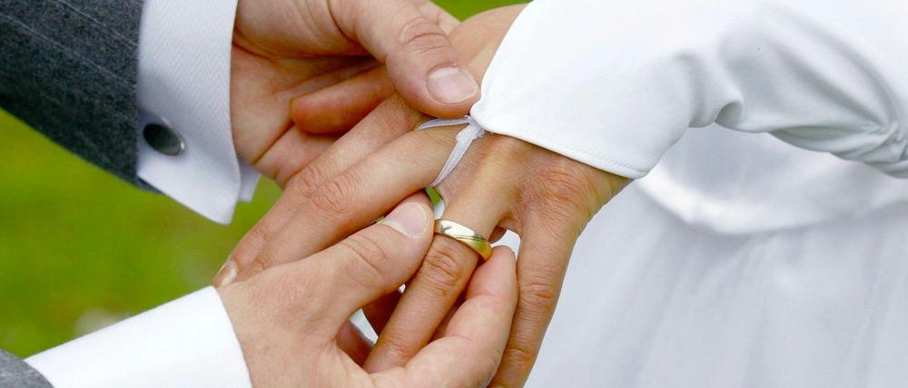 Ganz in Weiß ist auf Hochzeiten Tradition. Aber muss es wirklich GANZ weiß ein?