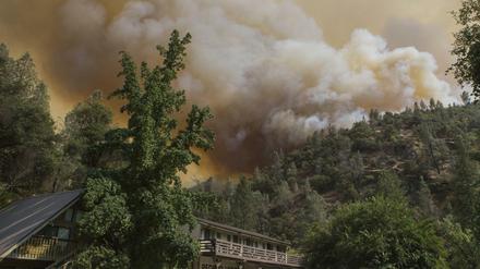 Rauch über den Wäldern nahe des berühmten Yosemite-Nationalparks.