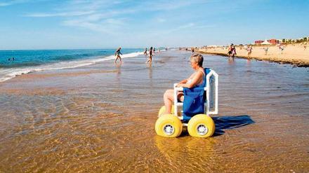 Abkühlung auf Rädern. In einem Strandrollstuhl können auch mobilitätseingeschränkte Menschen das Meer genießen.