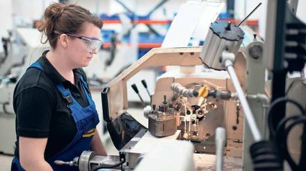 Bei der Arbeit. Fast jede zweite Firma kann offene Stellen in Lehrberufen nicht mit Fachkräften besetzen.