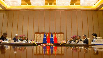 Vor dem Hintergrund des Handelskonflikts zwischen China und den USA hat am 16.07.2018 der jährliche EU-China-Gipfel begonnen.