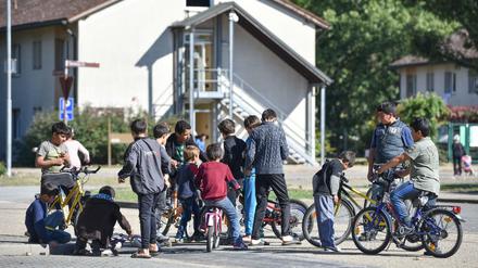 Kinder von Geflüchteten spielen vor ihrer Unterkunft in Heidelberg.