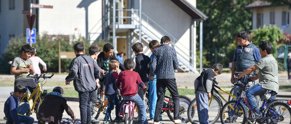 Kinder von Geflüchteten spielen vor ihrer Unterkunft in Heidelberg.