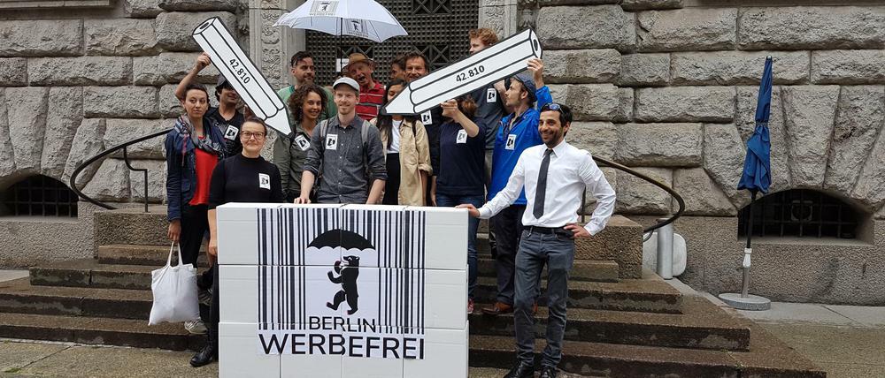 Aktivisten der Initiative "Berlin Werbefrei".