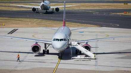 Ein Flugzeug steht auf dem Flughafen Düsseldorf auf dem Vorfeld. Den Angaben nach wurde Sami A. am Freitag um 7.00 Uhr mit einer Chartermaschine von Düsseldorf aus in sein Heimatland Tunesien gebracht. 