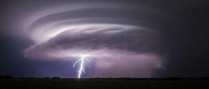 Ein Blitz entlädt sich während eines schweren Gewitters (Symbolbild)