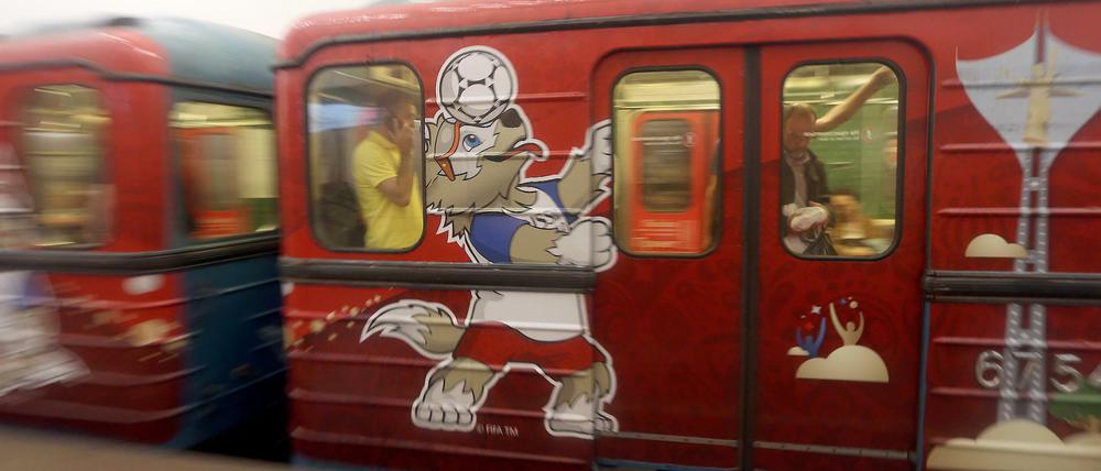 Ein Zug der Moskauer Metro ist mit dem WM-Maskottchen Sabiwaka.