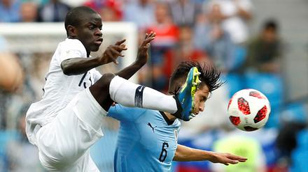 Er ist weder besonders groß noch kräftig. Trotzdem gewinnt N’Golo Kanté (l.) beinahe jedes Duell.
