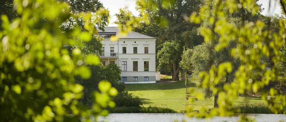 Im Gegensatz zum alten Herrenhaus hat das Logierhaus, eine kleine Kopie des Borsig-Schlosses, auf dem Landgut Stober die Zeitläufte überstanden.