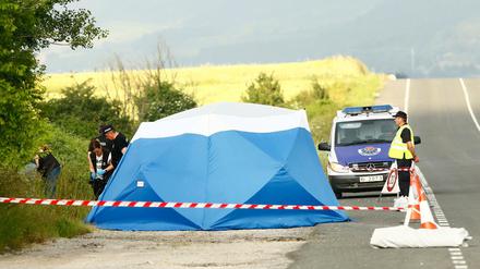 Polizisten sichern am Fundort von Sophia L. Nun soll der tatverdächtige Lastwagenfahrer nach Deutschland ausgeliefert werden.