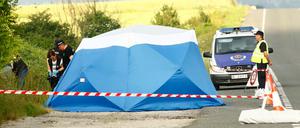 Polizisten sichern am Fundort von Sophia L. Nun soll der tatverdächtige Lastwagenfahrer nach Deutschland ausgeliefert werden.