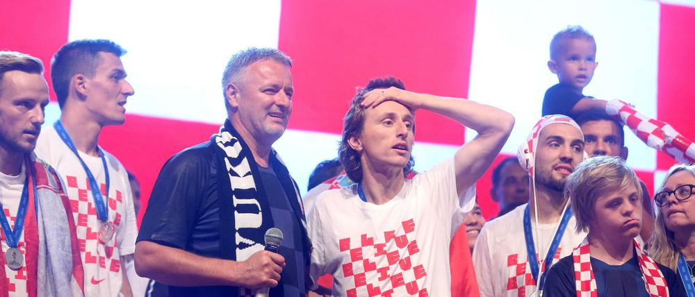 Luca Modric (Mitte), seine Kollegen und die Fans feiern gemeinsam mit dem rechtsradikalen Sänger "Thompson".