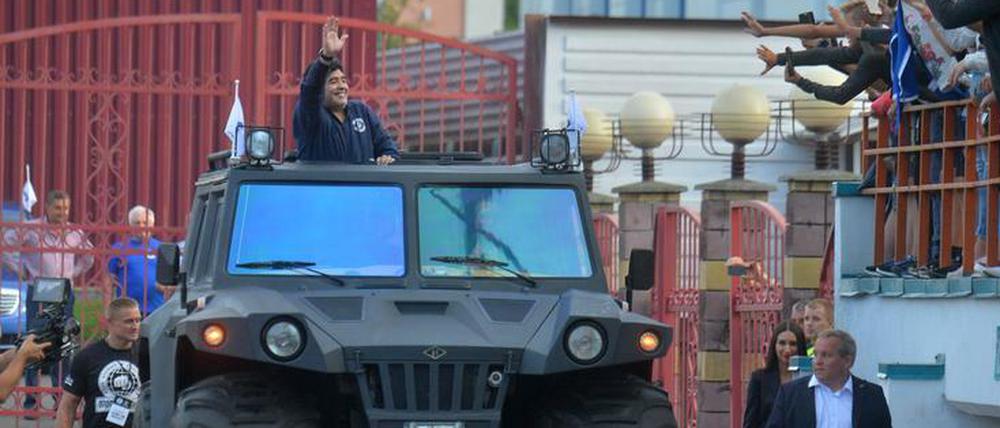 Ich grüße Sie! Diego Maradona fährt in brest mit einem militärisch anmutenden Jeep vor.
