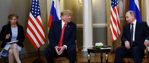 Donald Trump und Wladimir Putin bei ihrem Treffen in Helsinki. Im Hintergrund Trumps Übersetzerin Marina Gross.