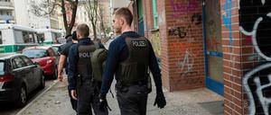 Einsatz in Neukölln. Im Sommer 2018 beschlagnahmte die Polizei etliche Immobilien, mutmaßlich durch Geldwäsche finanziert. 