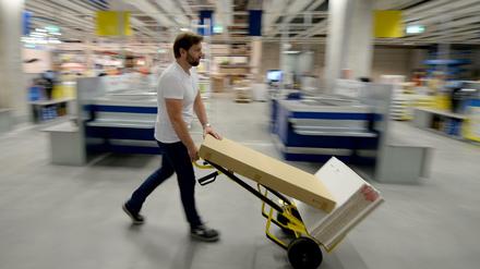 Ein Mann im einem Ikea-Einrichtungshaus in Hamburg-Altona. Solche großen Warenlager soll es in den neuen Filialen nicht mehr geben.