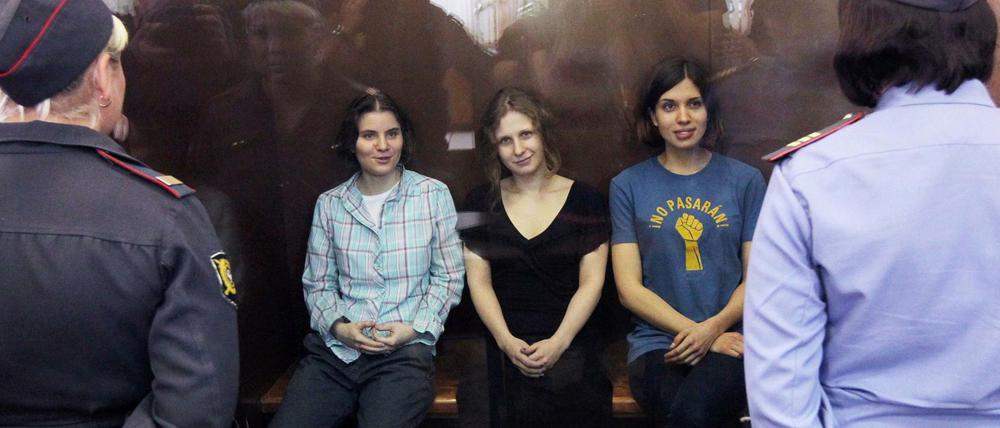 Yekaterina Samutsevich (l), Maria Alyokhina (m) and Nadezhda Tolokonnikova (r) bei ihrer Verurteilung im Jahr 2012.