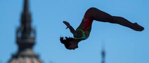 Eine Wasserspringerin.