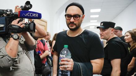 Kirill Serebrennikow auf dem Weg zum Gerichtssaal.