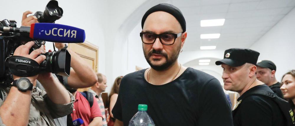 Kirill Serebrennikow auf dem Weg zum Gerichtssaal.