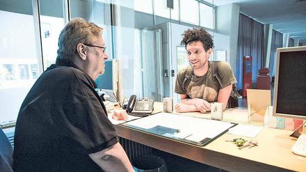 An der Pforte des Einsteinufers. Eines Tages steht Juan Camilo Alfonso vor Thomas Bintigs Pförtnerhaus. „Ich kann Dich malen“, sagt er. 