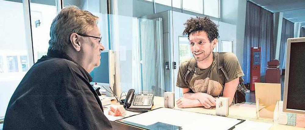 An der Pforte des Einsteinufers. Eines Tages steht Juan Camilo Alfonso vor Thomas Bintigs Pförtnerhaus. „Ich kann Dich malen“, sagt er.
