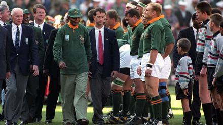 Bei der Rugby-Weltmeisterschaft am 24. Juni 1995 in Johannesburg ging Nelson Mandela zur südafrikanischen Mannschaft aufs Feld. Dabei trug er das gleiche Trikot wie die ausnahmslos weißen Spieler.