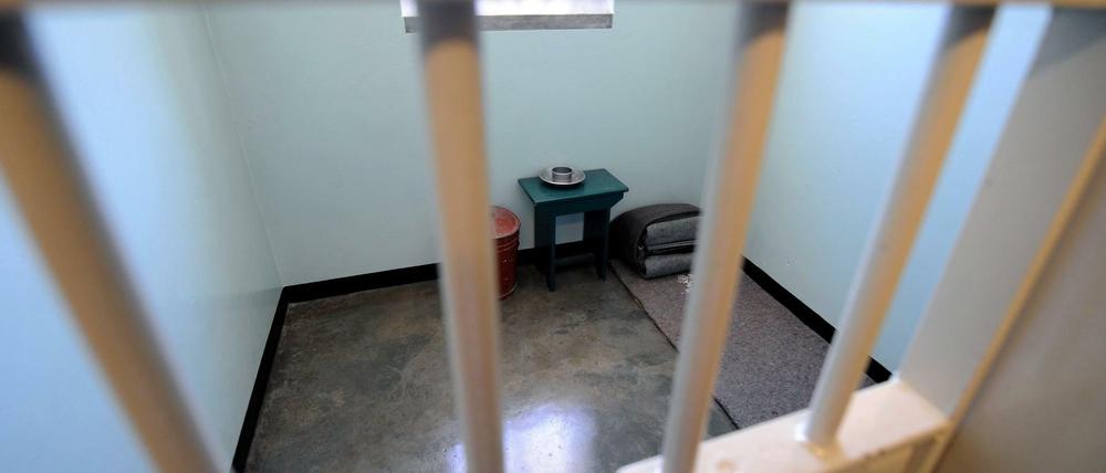 Nelson Mandelas Zelle auf der Gefängnisinsel Robben Island vor Kapstadt, Südafrika - kaum groß genug, um darin ausgestreckt zu schlafen.