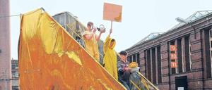 The Church of Banana. Die HZT-Studierenden Éva Tankó, Martin Hansen, Kasia Wolinska auf dem Campus Uferstudios bei einem Performance-Projekt zur Eröffnung des Bachelor-Festivals. 