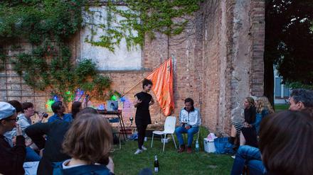 Lou Hampel und Armin Chodziski beim #generalsalon im Ruinengarten der UdK Berlin.