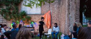 Lou Hampel und Armin Chodziski beim #generalsalon im Ruinengarten der UdK Berlin.