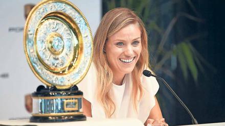 Gesucht und gefunden. Kerber und ihre Wimbledon-Trophäe.