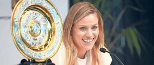 Gesucht und gefunden. Kerber und ihre Wimbledon-Trophäe.