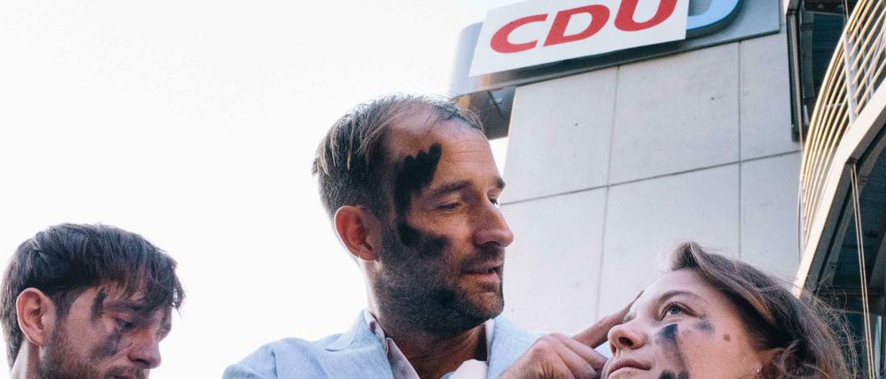 Aktivisten des "Zentrum für politische Schönheit" vor CSU-Landeszentrale.