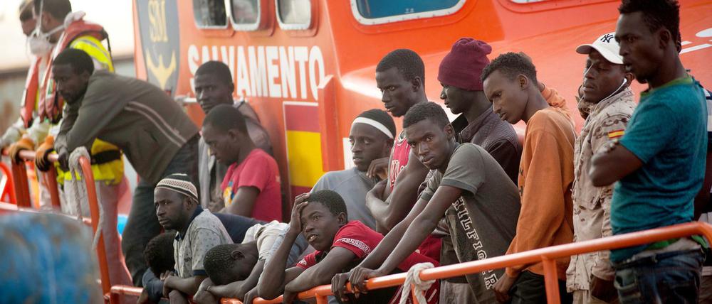 Migranten kommen auf einem Rettungsboot im Hafen von Malaga an.