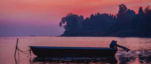 Ein verlassenes Motorboot vor der Abenddämmerung über der größten Insel Deutschlands.